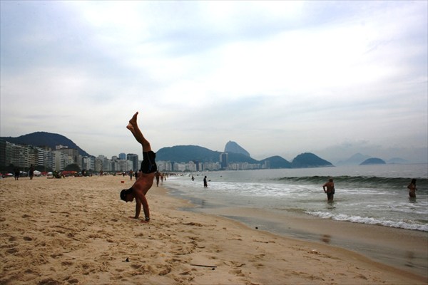 На руках по Ю. Америке Rio de Janeiro, Capacabana, Brazil 